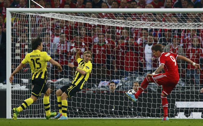 Il cross di Ribery viene raccolto da Mandzukic che insacca: Bayern in vantaggio. Reuters